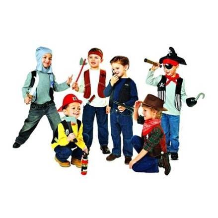 Quatre petits garçons debout et deux accroupis, chacun portant un élément de costume et un ou plusieurs objets correspondant à : un chevalier, un bûcheron, un policier, un pirate, un pompier et un cow-boy.